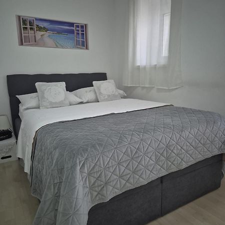 Room Near The Center Split Bagian luar foto