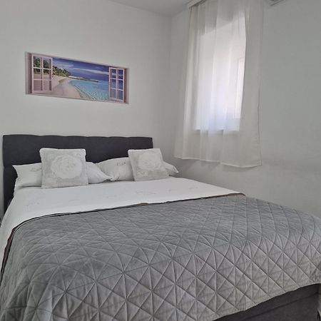 Room Near The Center Split Bagian luar foto
