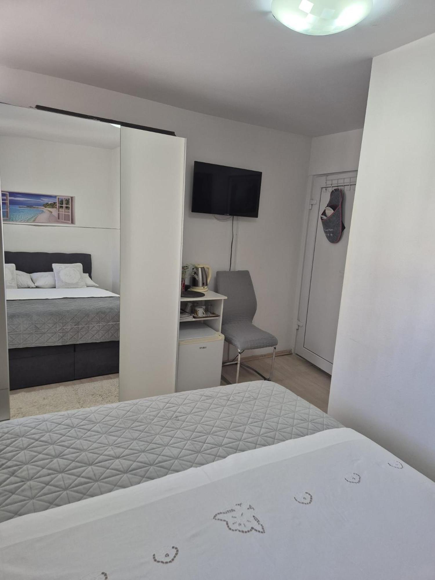 Room Near The Center Split Bagian luar foto