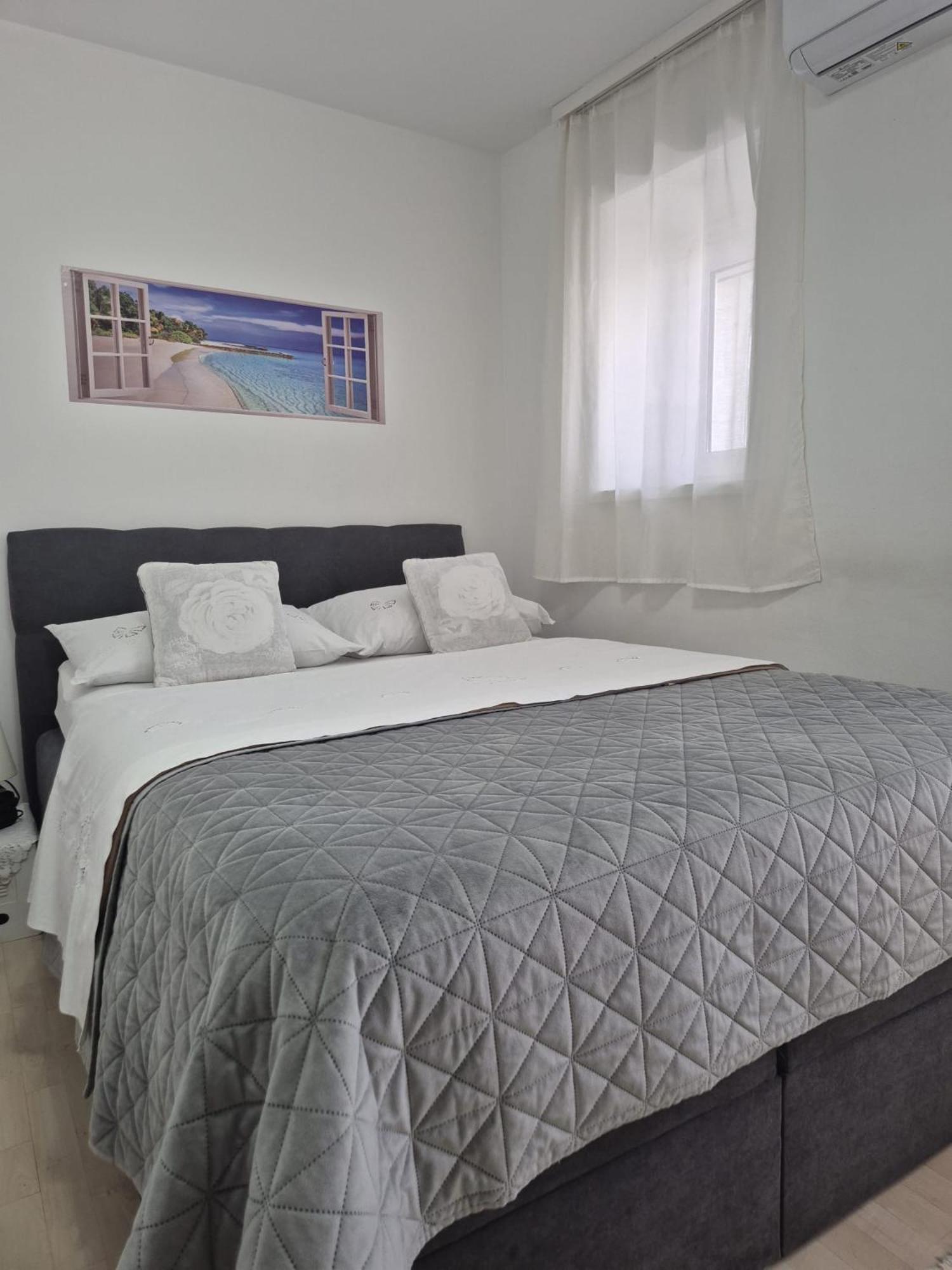 Room Near The Center Split Bagian luar foto