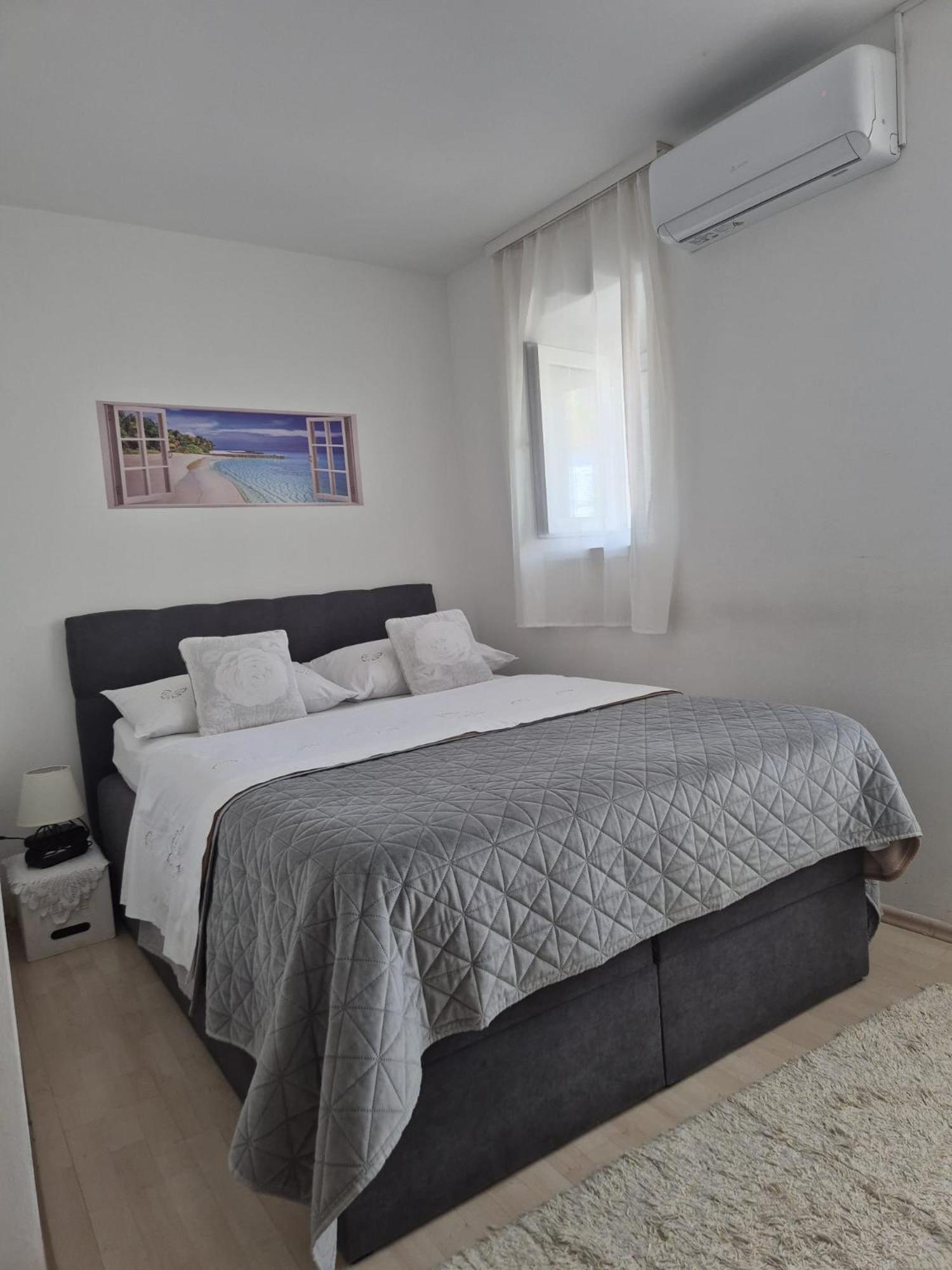 Room Near The Center Split Bagian luar foto