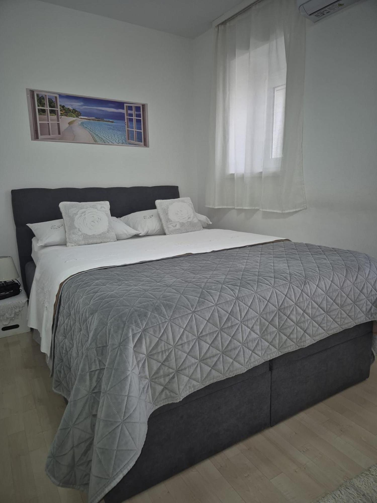 Room Near The Center Split Bagian luar foto