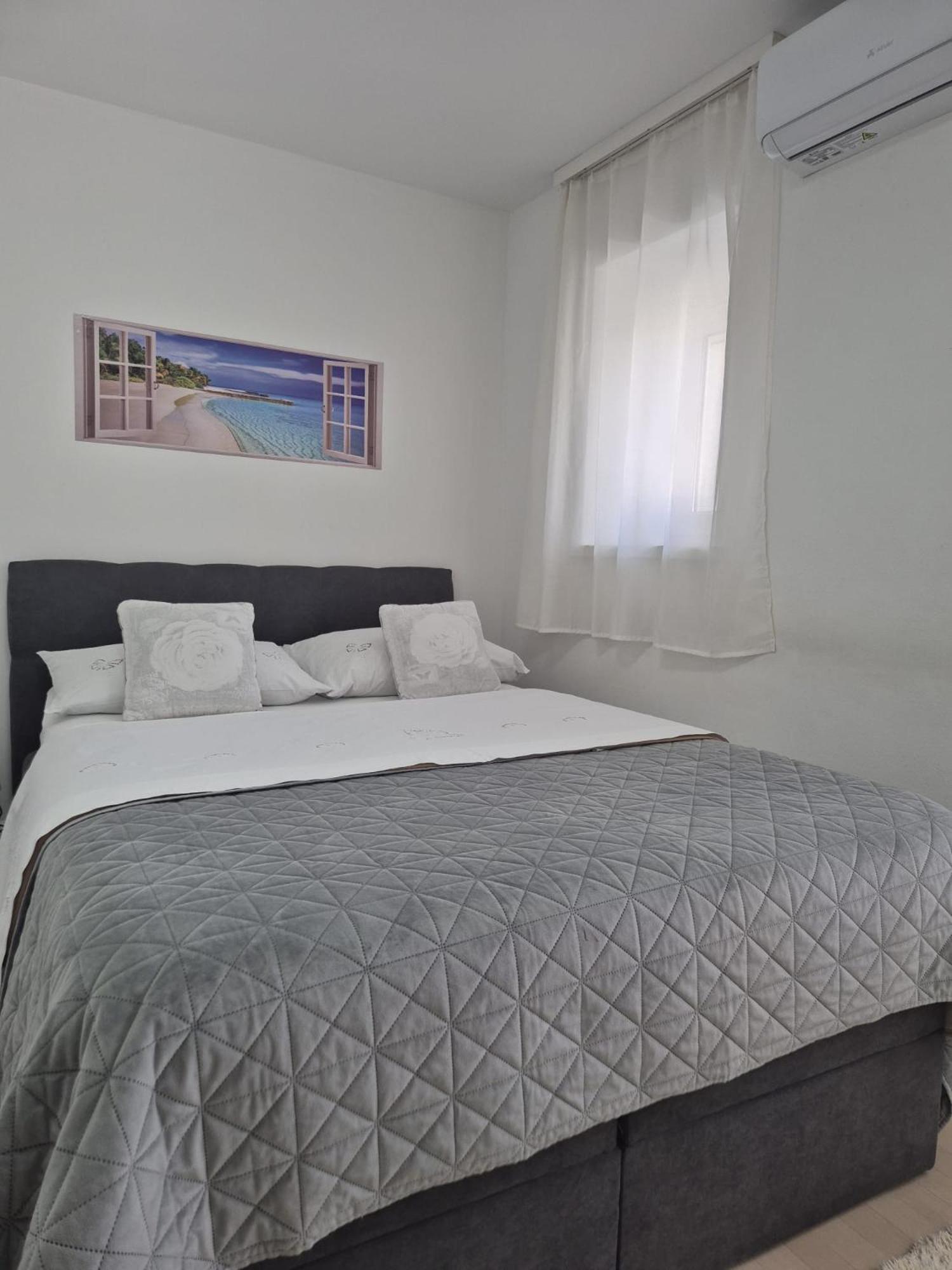 Room Near The Center Split Bagian luar foto