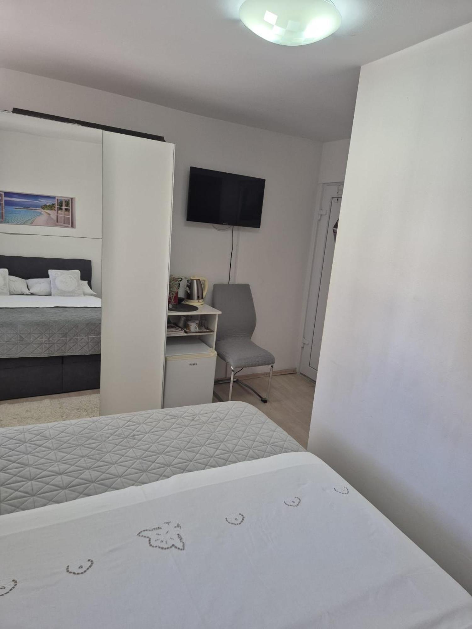 Room Near The Center Split Bagian luar foto