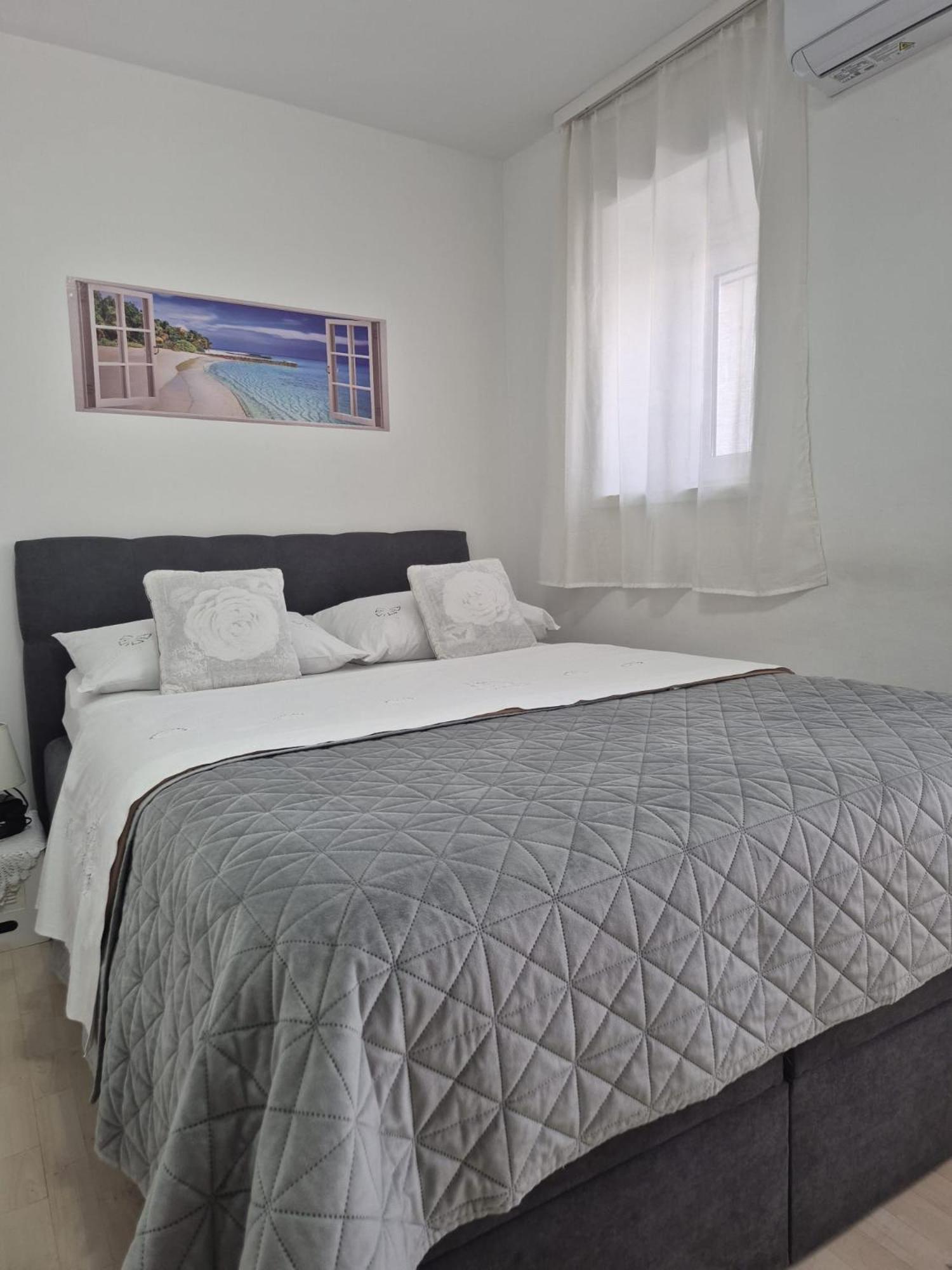 Room Near The Center Split Bagian luar foto